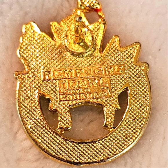 RCMP GRC 102 RL Royal Canadian Mounted Police Horse Badge Canada Lapel Pin Vtg. - Picture 4 of 7